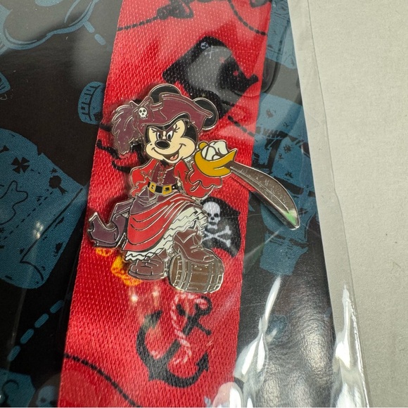 NWT. Disney pin set. Pirates Of The Caribbean Starter Set. 4 Pins of pirates - Picture 6 of 13